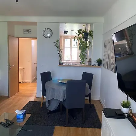 Grand F2 Avec Vue Sur La Maison De Georges Brassens * Paris